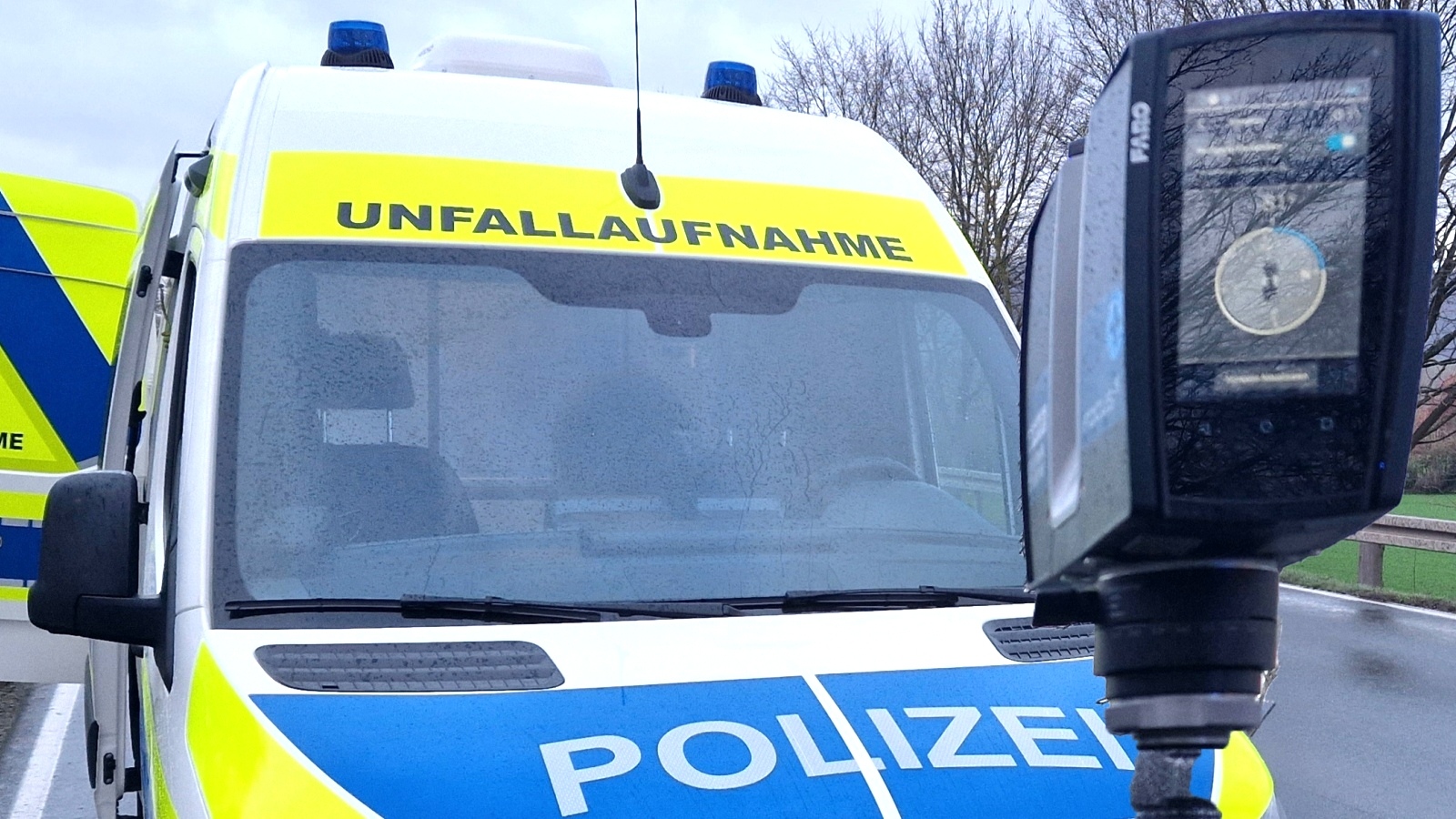 Schwerer Unfall auf der B252 – Auto geht in Flammen auf, Straße bis zum Morgen gesperrt